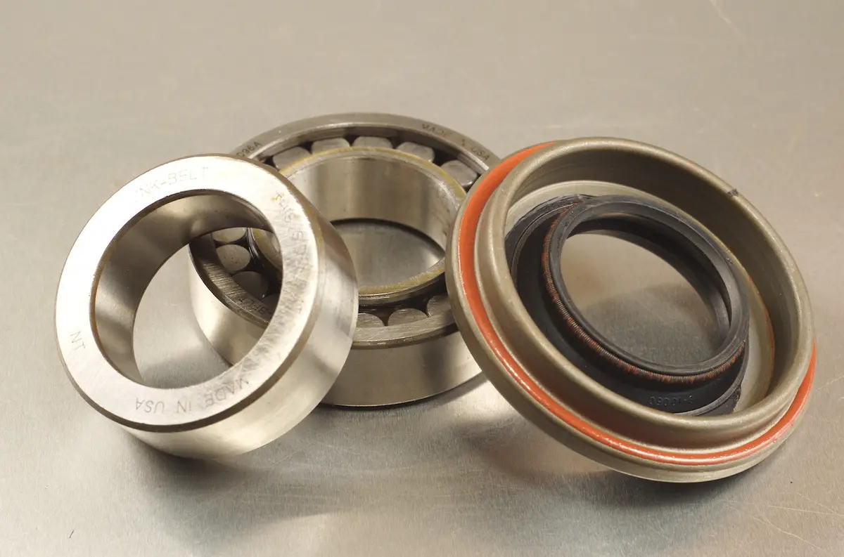 Rear Outer Axle Bearing & Seal - Dana 44 1