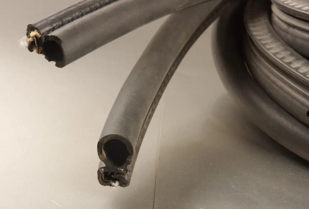 Complete Rear Lift Gate Seal - Traveler 1