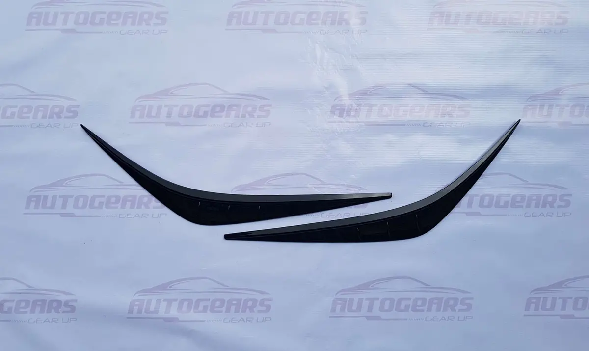 Toyota Yaris Cross (2023 - 2026) Headlight Trim Piano Black 1